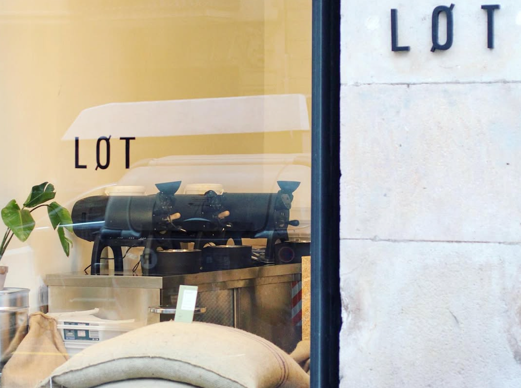 LOT Roasters cafè d'especialitat al carrer Bailèn de Barcelona