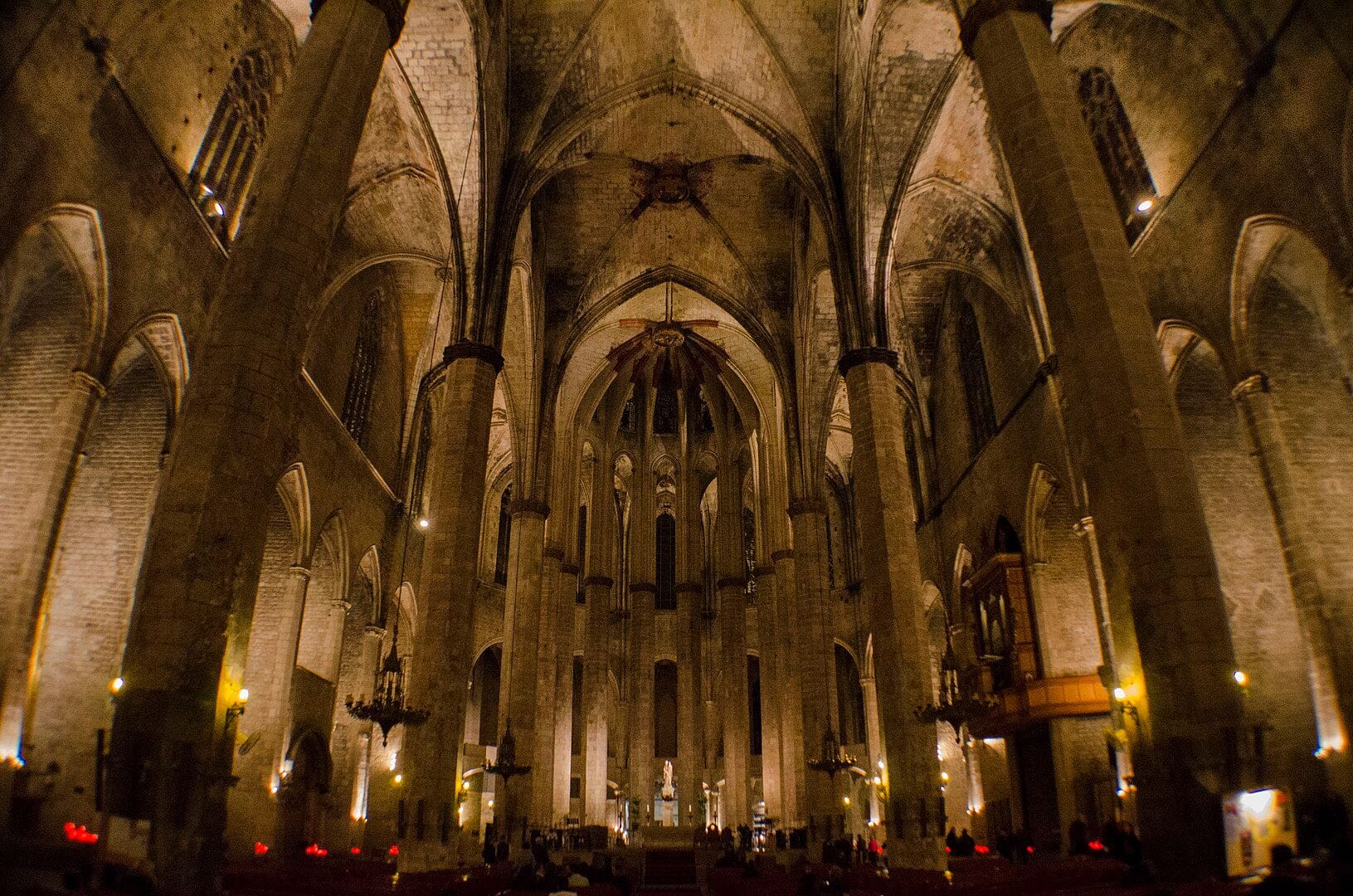 Interior gòtic de la Basílica de Santa Maria del Mar amb columnes i vidrieres