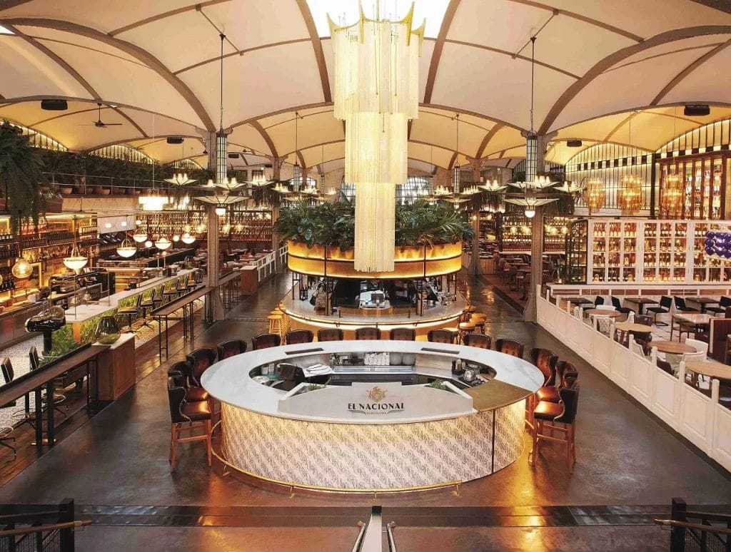 Gran sala interior del restaurant El Nacional a Passeig de Gràcia