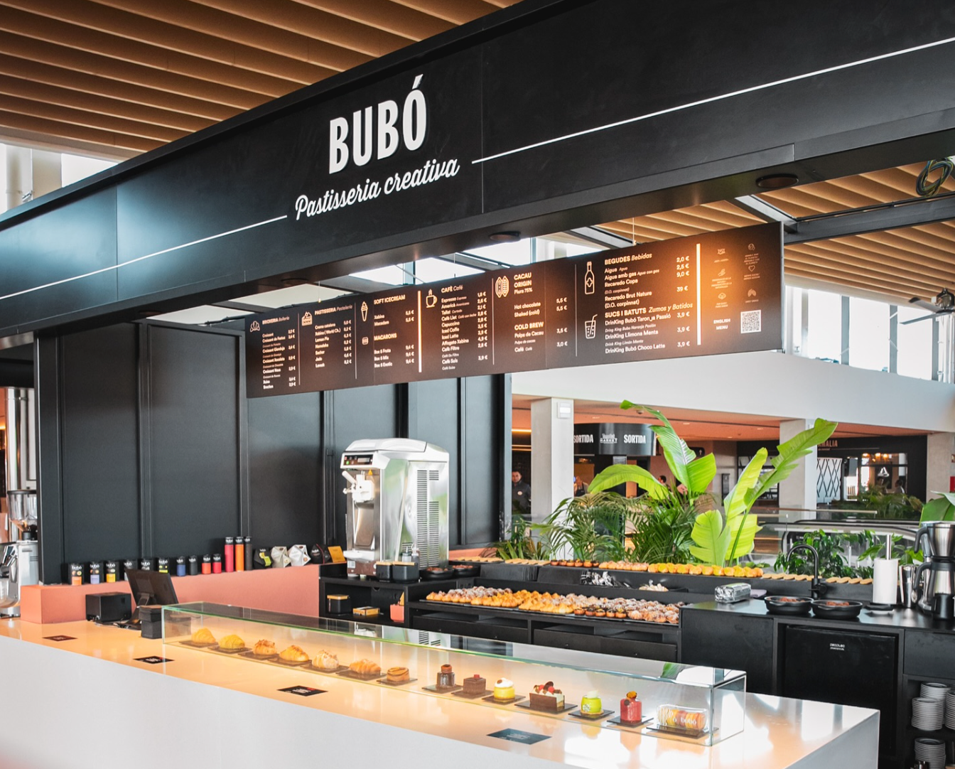 Aparador de la pastisseria Bubó al carrer Caputxes