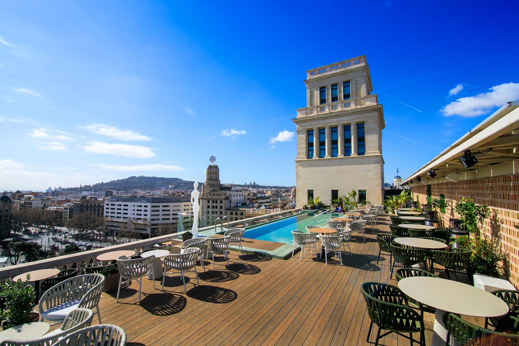 Terrassa del Skybar Barcelona a la setena planta del centre de la Pl. de Catalunya