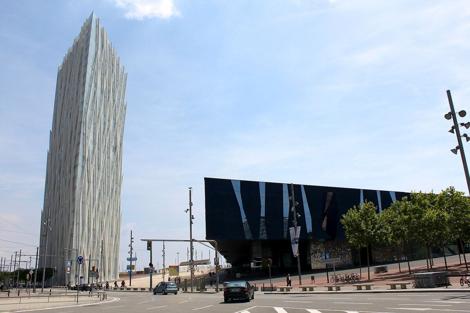 Torre Diagonal ZeroZero vista des de la plaça