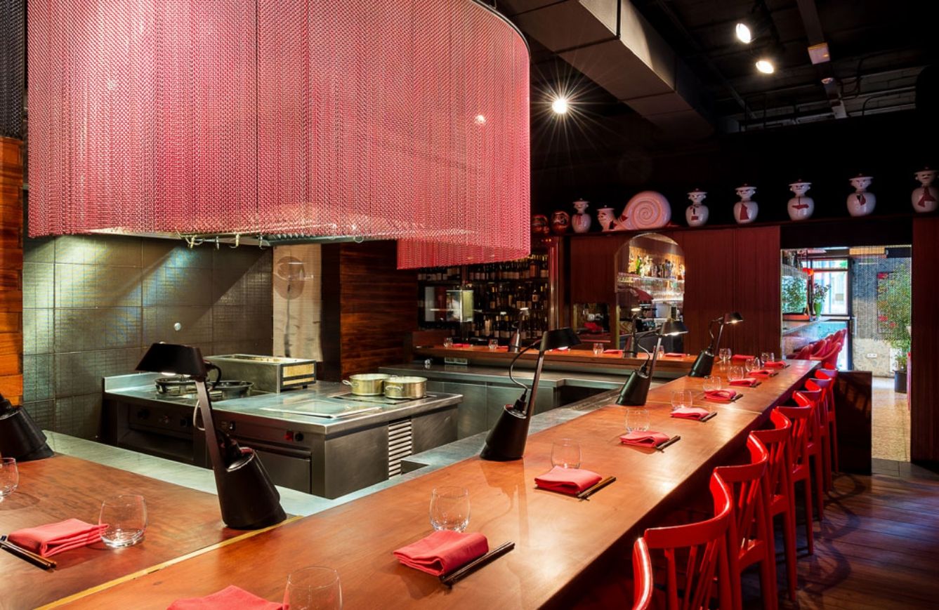Taula del restaurant Dos Palillos al carrer Elisabets