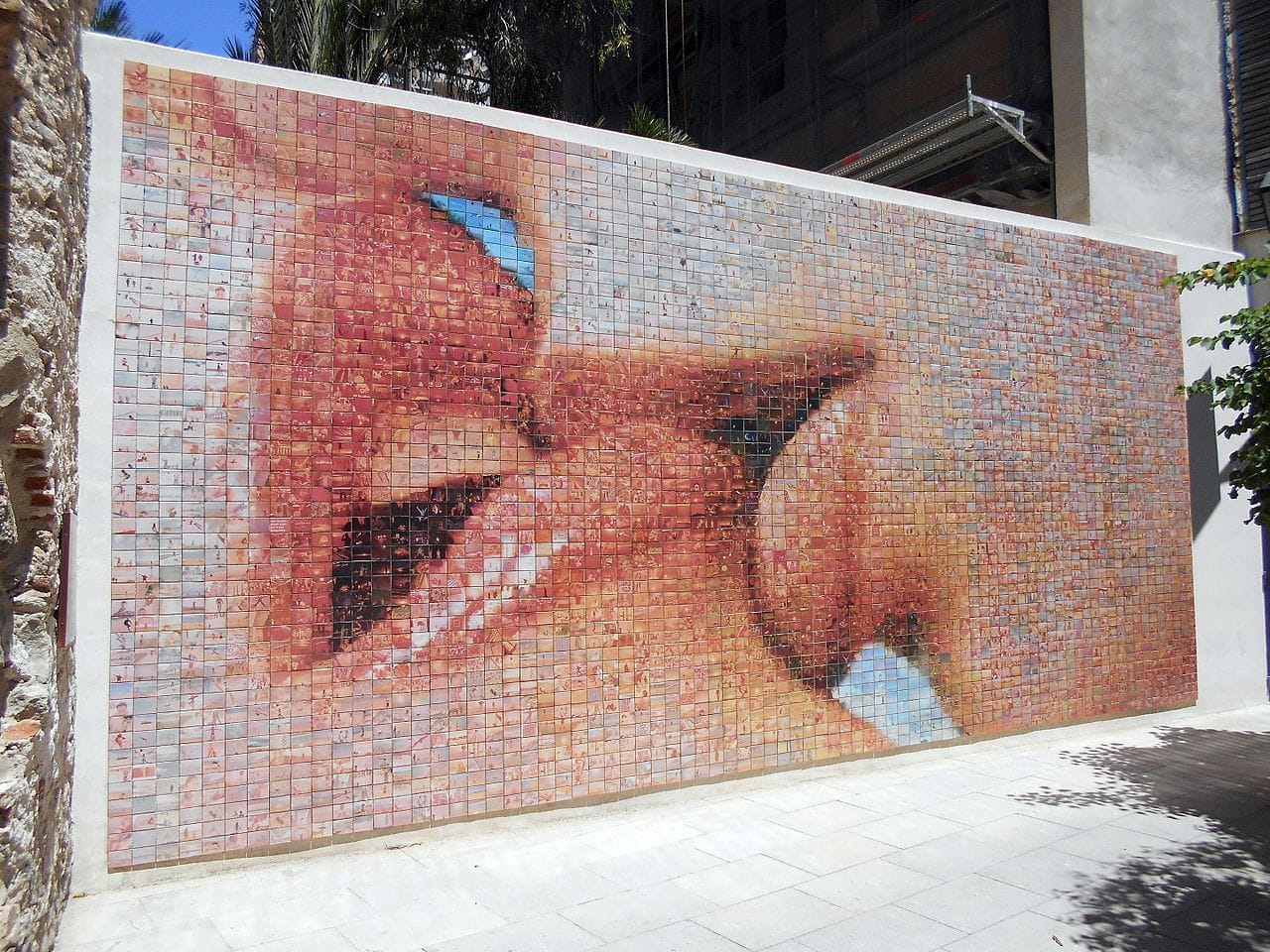 Mural de mosaic ceràmic amb imatges de petons a la Plaça Isidre Nonell