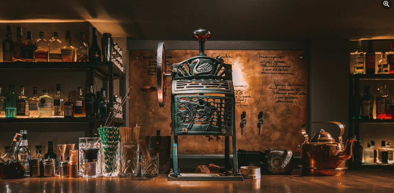 Barra de fusta i bronze del Bar Especiarium al carrer Princesa