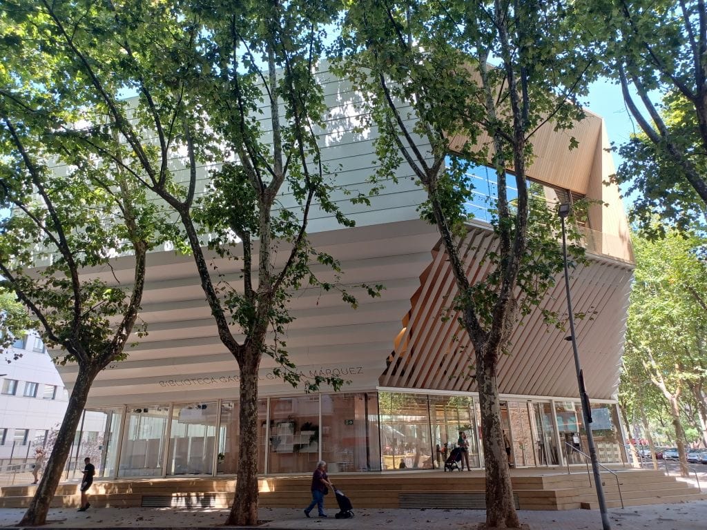 Façana de la Biblioteca Gabriel García Márquez al barri de Sant Martí