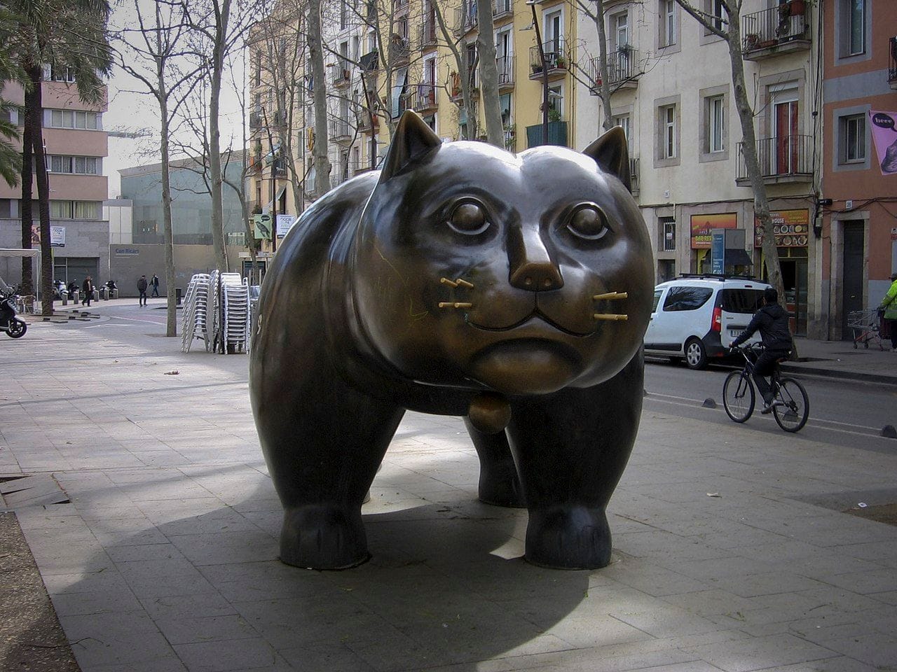 Escultura de bronze del Gato de Botero a la Rambla del Raval