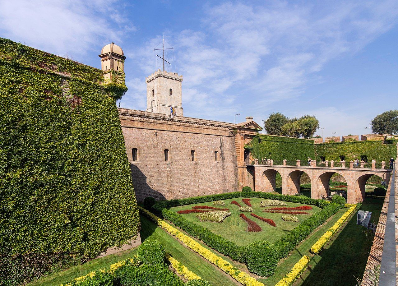 Castell de Montjuïc vist des de la muntanya