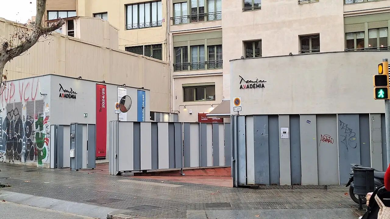 Façana del Teatre Akadèmia al carrer Buenos Aires