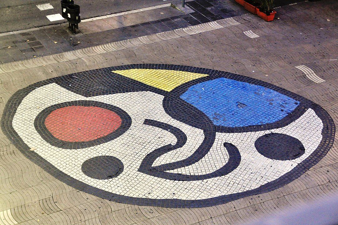 Mosaic de Joan Miró incrustrat al paviment de la Pl. de la Boquería