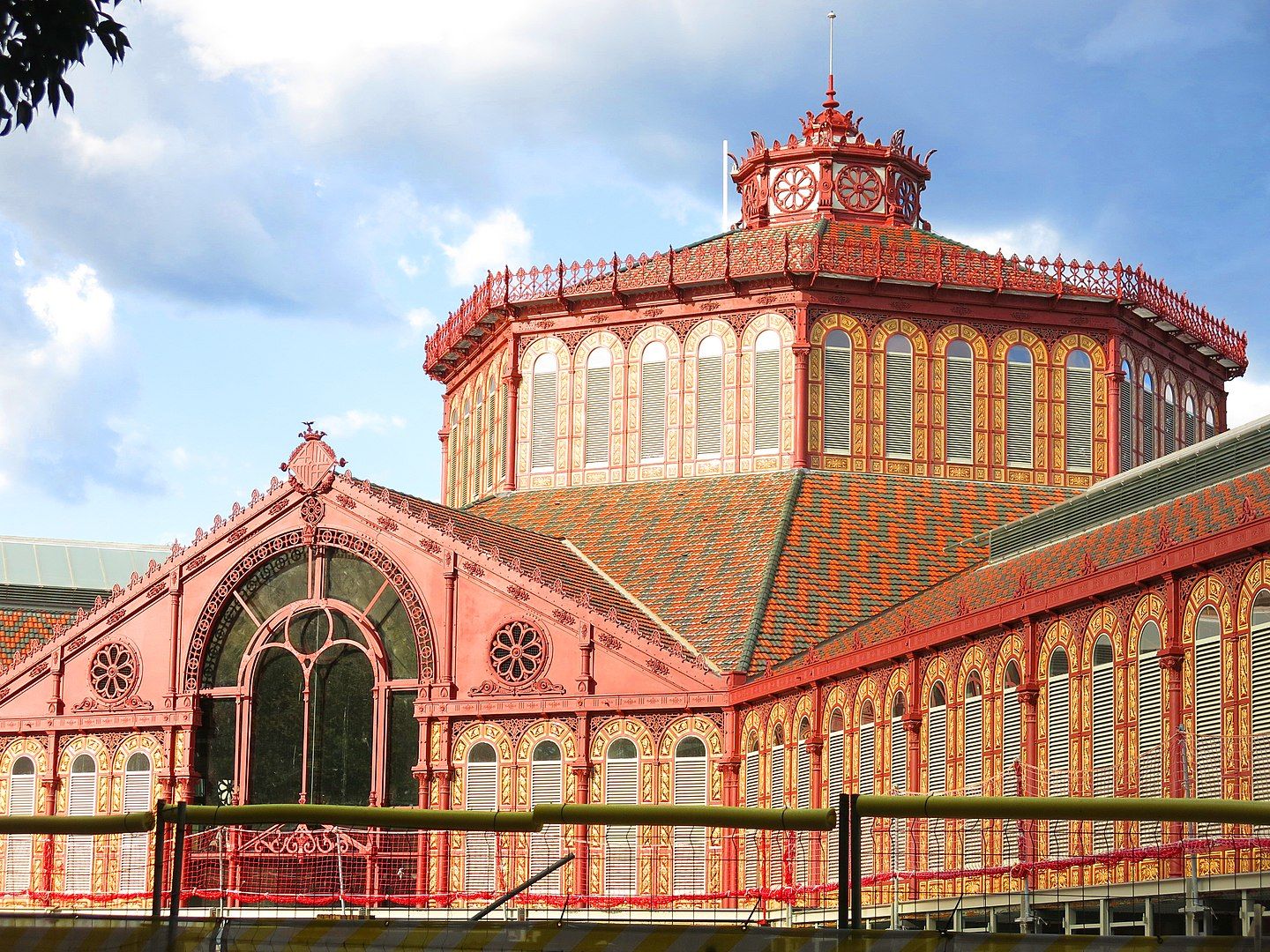 Façana del Mercat de Sant Antoni al carrer Comte d'Urgell
