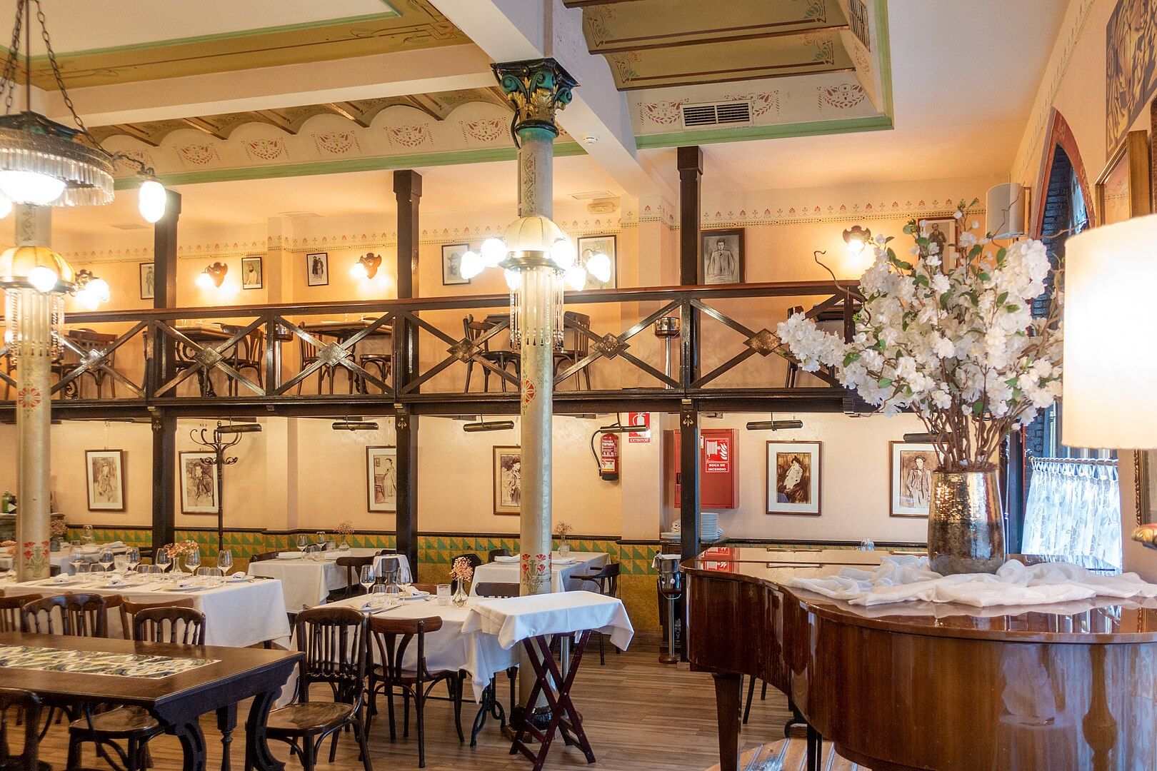 Façana modernista del cafè Els Quatre Gats al carrer Montsió