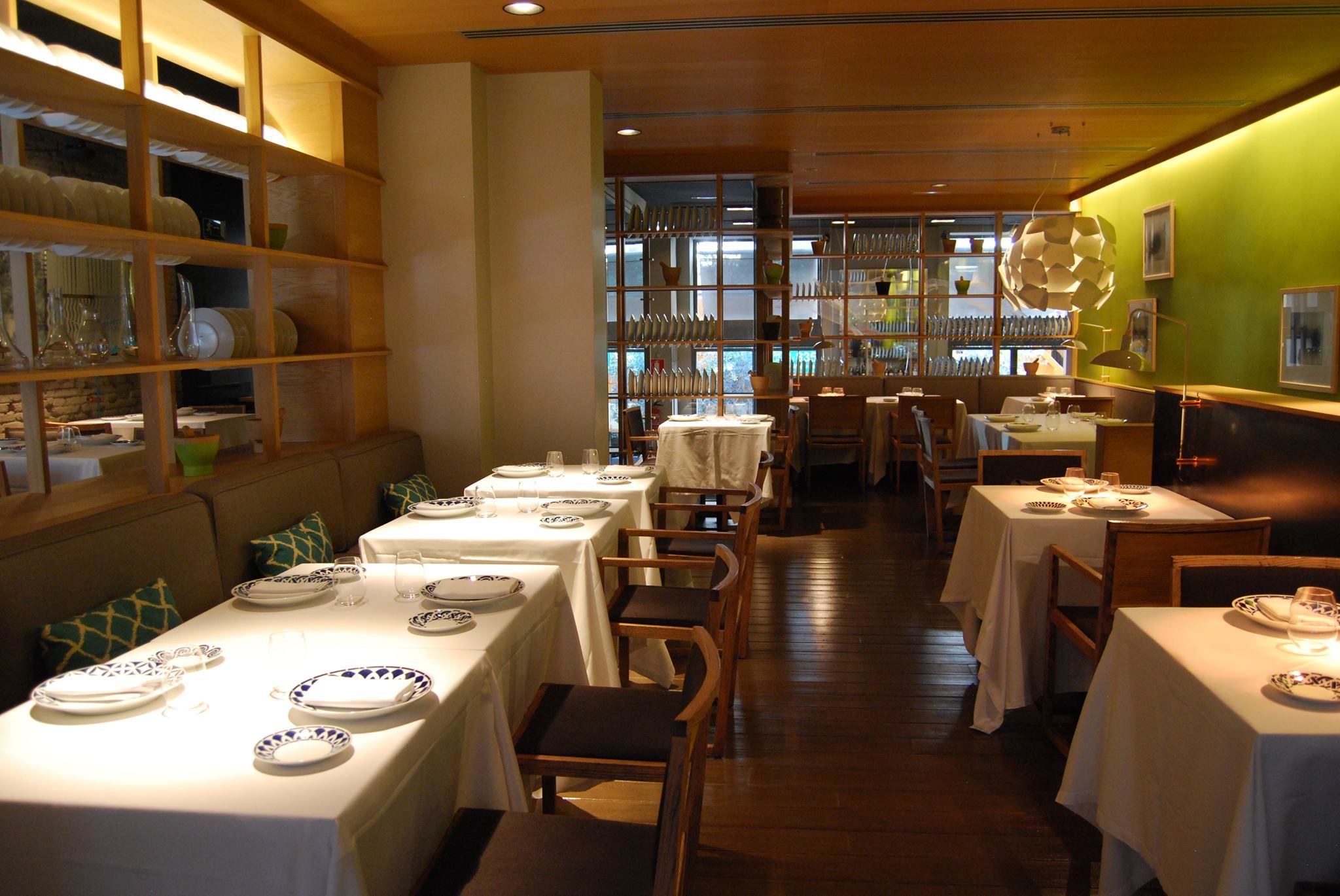 Interior del restaurant Petit Comitè al Passatge de la Concepció