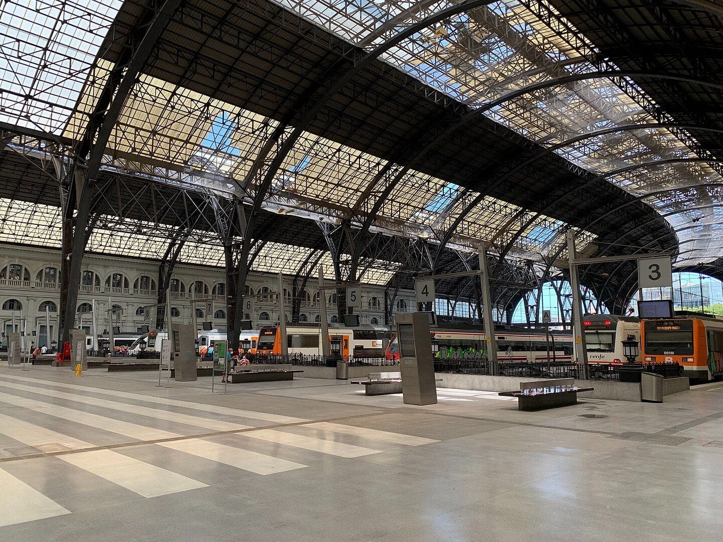Vestíbul de l'Estació de França amb l'estructura de ferro