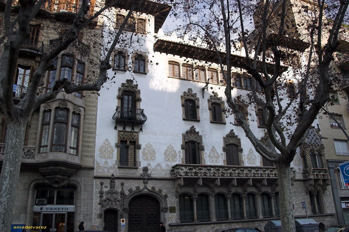 Façana blanca de la Casa Macaya al Passeig de Sant Joan