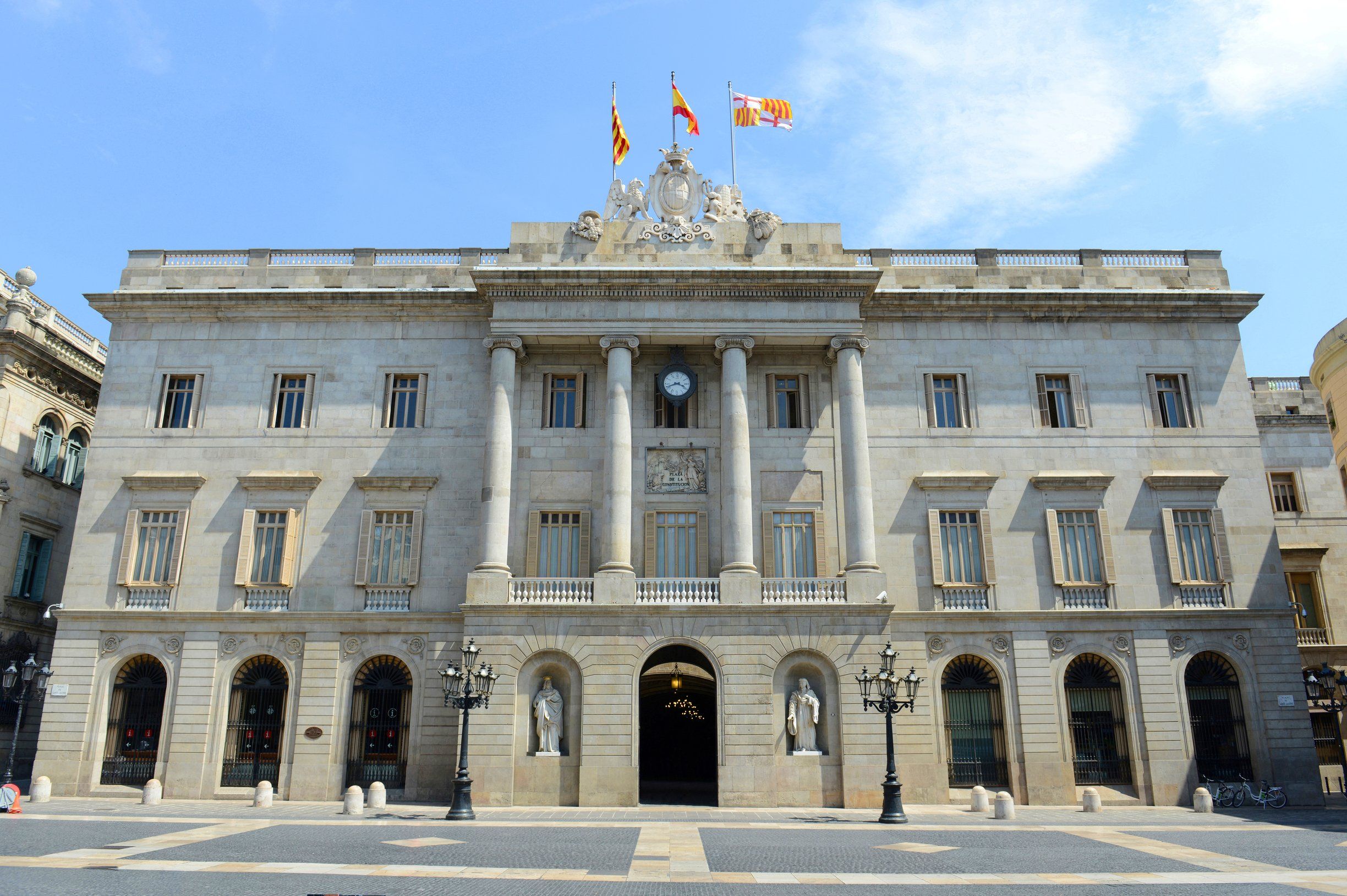 Façana de l'Ajuntament de Barcelona a la Plaça de Sant Jaume