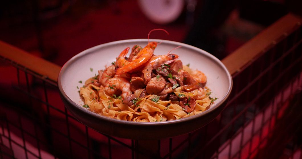 Ensalada de Gambas Estilo Charlzz – 13,50 €. Mezclum, mango, gambas y reducción de vino tinto especiado