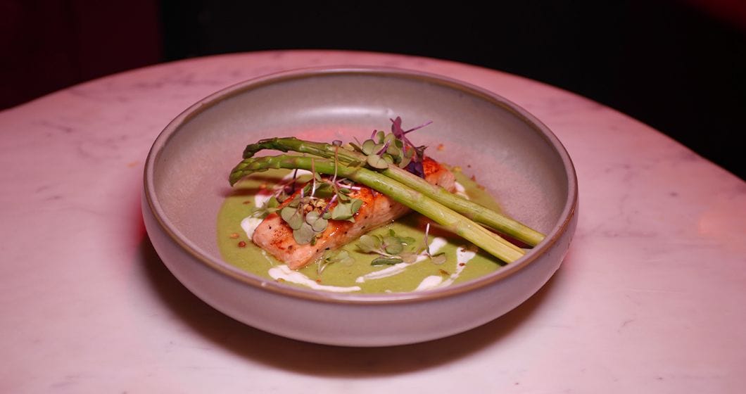 Salmón a la Parrilla – 19 €. Salmón suave a la parrilla sobre crema de guisantes, con un delicado toque ahumado