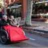 «En bici sense edat» celebra diez años de paseos en Barcelona