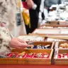 Un piso del Eixample se convierte durante tres días en un mercado de antigüedades