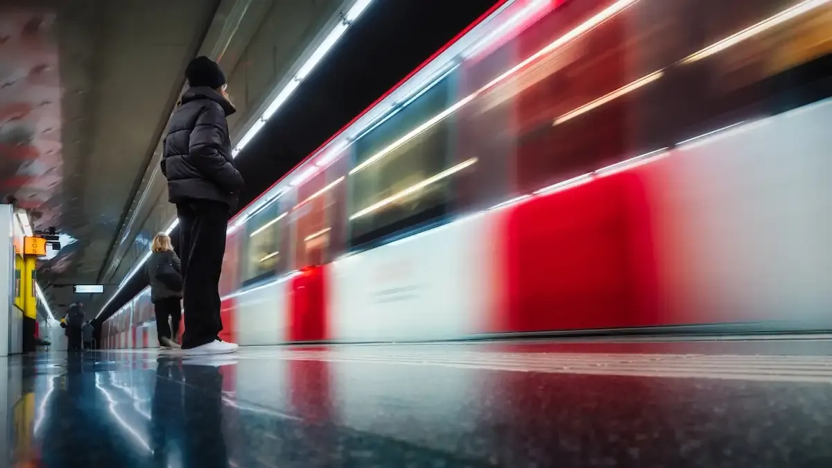 TMB refuerza metro y bus con 358 profesionales este verano