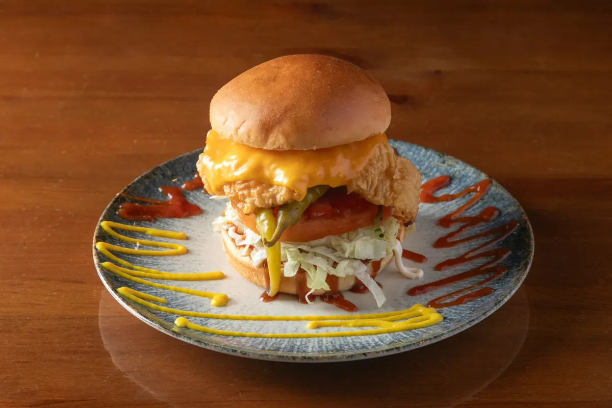 Cheese Burger de pollo frito: 8,49 €