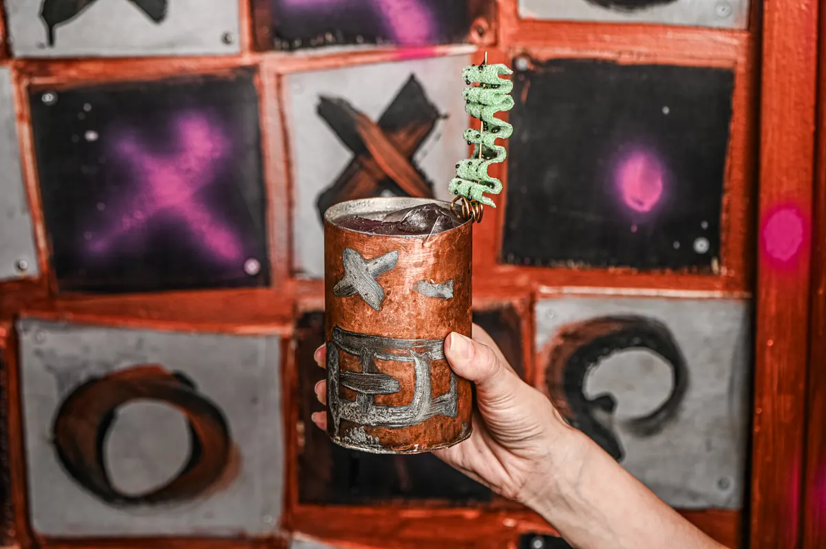 EL DRAC VOLADOR: en honor a la bestia del barrio de La Sagrera de Barcelona:
• Vodka menta poleo de elaboración casera y artesanal.
• Zumo de limón.
• Sirope de sauco.
• Leche de coco.
• Jengibre.
• Rosa canina.