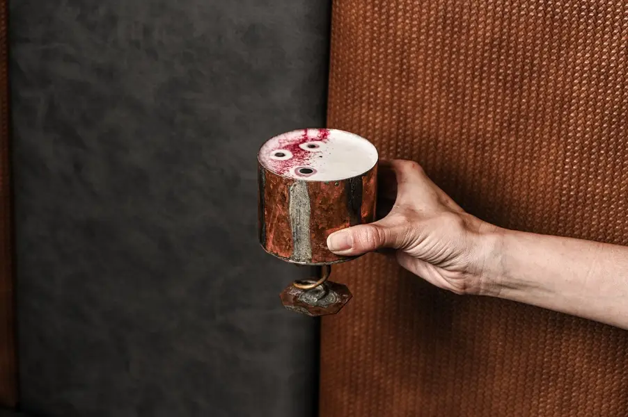 LA QUIMERA: en honor a la bestia del barrio de Sants:
• Ron.
• Maceración casera de hierba de limón.
• Zumo de limón.
• Zumo de maracuyá.
• Bitters aromáticos caseros.
• Zabaione italiano casero.