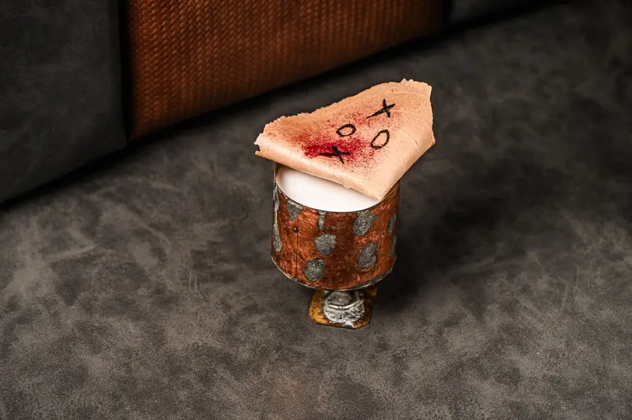 TOLC DEL CLOT: como su nombre indica, bautizado por la bestia del barrio del Clot:
• Whisky japonés.
• Moscatel.
• Licor de yuzu.
• Zumo de limón fresco.
• Butterscotch.