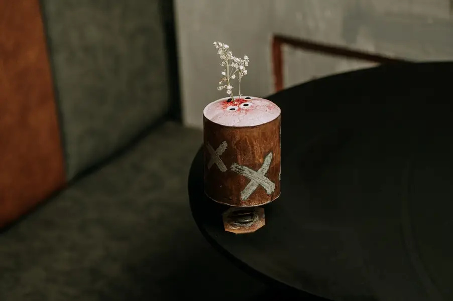 EL ESTARRUFADET: bautizado en honor al dragón pequeño de Poblenou:
• Limoncello casero y artesanal.
• Mermelada de fresa.
• Zumo de limón.
• Sirope de boldo casero.
• Zumo de naranja fresco.
• Esencia de pino.