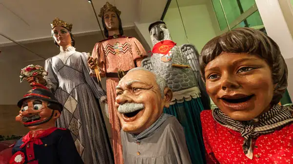 Exposición «Las figuras de imaginería festiva de los barrios de Sant Martí» de Barcelona de 2025 en Centre d'Imatger