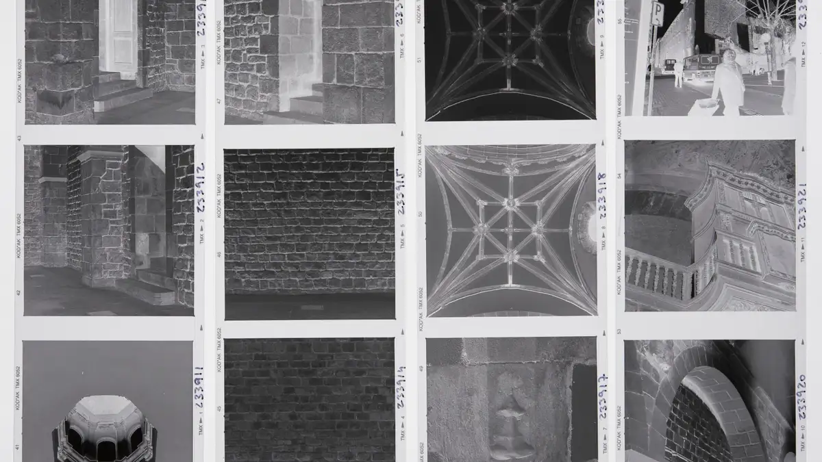 Exposición «Entre las piedras. 30 años de La Capella» en Barcelona