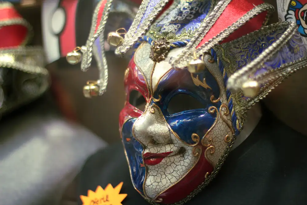 El Carnaval 2026 toma Sants: desfiles, sátira y el regreso del Rey Carnestoltes