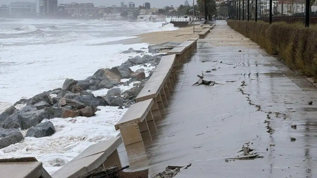 El temporal Harry destroza el paseo marítimo de Badalona y pone en alerta a Barcelona