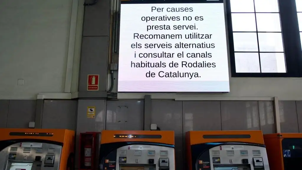 Caos en Rodalies: Barcelona amanece sin trenes y con largas colas en estaciones
