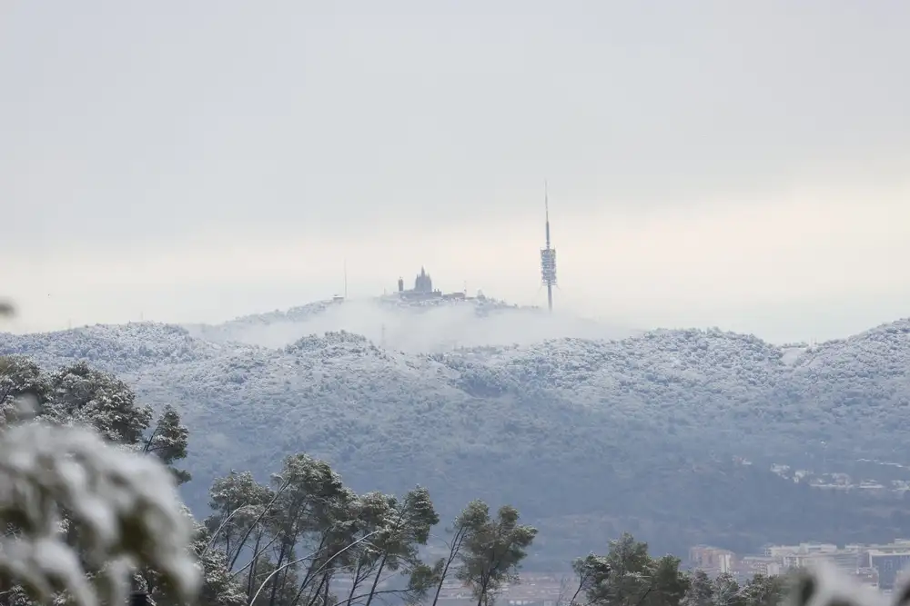 Nieve sorprende en el Tibidabo: la borrasca Ingrid tiñe Barcelona de blanco