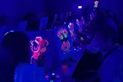 Taller de pintura fluorescente y vino «Art & Wine»