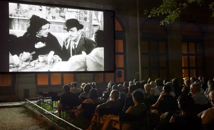 Cine de verano en el jardín del Edificio Sabatini