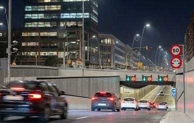 Un vuelco en el túnel de Glòries paraliza la circulación en plena noche