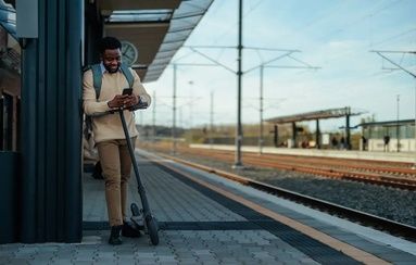 Renfe vuelve a admitir patinetes eléctricos, pero Rodalies mantiene el veto