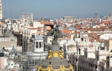 El calor extremo cambia el ritmo y la vida diaria en Madrid