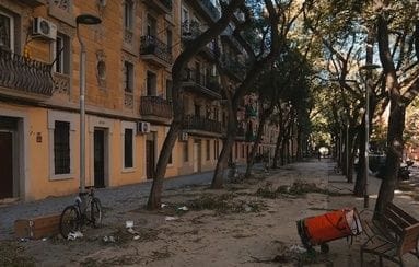El viento sorprende en la Gran Barcelona: árboles caídos y alerta en la calle