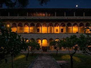 El claustro de Pedralbes abre de noche con una experiencia gratuita