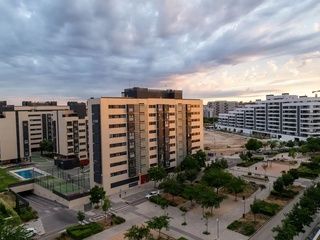 Madrid lanza 3.000 pisos de alquiler asequible para jóvenes en 8 zonas