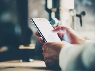 Alerta en Barcelona por una nueva estafa bancaria que usa SMS y llamadas