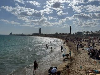 Las playas de Barcelona arrancan hoy la temporada con socorristas, chiringuitos y cambios en la arena