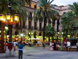 Barcelona veta las rutas turísticas de alcohol en toda la ciudad