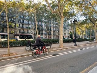 Más espacio y seguridad para bicicletas en una vía clave de Barcelona