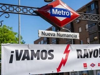 El Metro de Vallecas se tiñe de rojo y blanco para animar al Rayo