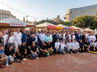 El Tast a la Rambla desafía el calor y llena plaza de Catalunya de alta cocina